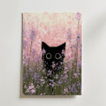 Cat in Bloom Poster – svart katt bland rosa ängsblommor på canvas, tryckt i Sverige