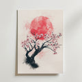 Quiet Bloom Poster från Bozetto föreställer ett blommande träd i akvarell med rosa blommor och en djärv röd sol som fångar japansk enkelhet. De mjuka penseldragen gör denna akvarellposter till en perfekt accent för ditt rum.