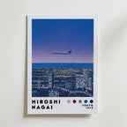 Bozetto Hiroshi Nagai Twilight Flight Poster visar en retro, minimalistisk stadsbild på natten, med ett flygplan ovanför upplysta byggnader och "Hiroshi Nagai TOKYO 1973" plus fem färgade prickar längst ner.