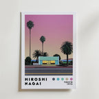 Bozetto Hiroshi Nagai Evening Motel Poster visar minimalistisk retrokonst av ett upplyst motell med palmer i solnedgången, mot en rosa-lila himmel. "Hiroshi Nagai Tokyo 1973" och fem färgprover accentuerar nedtill.