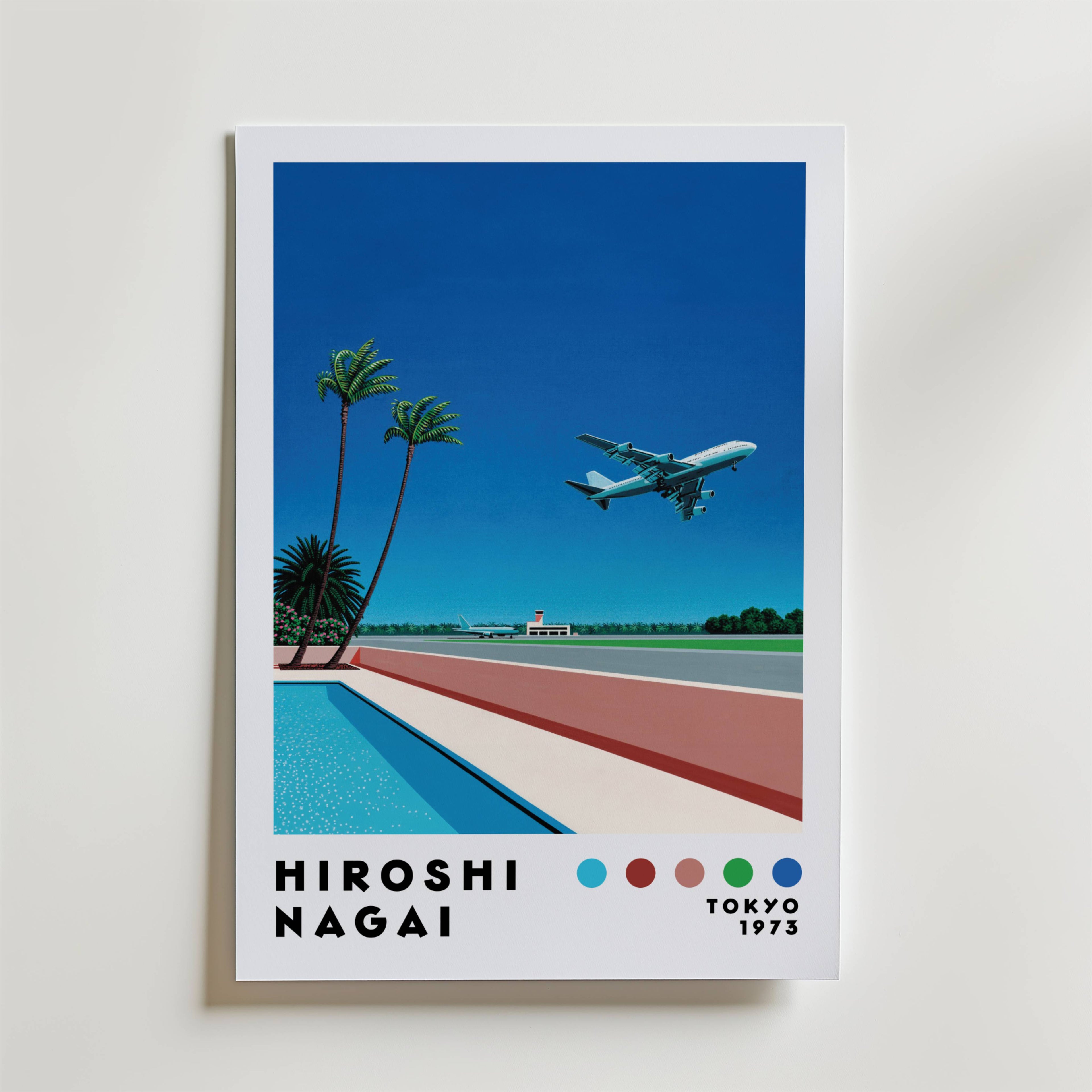 Bozetto Hiroshi Nagai Palm Airport Poster föreställer ett flygplan ovanför palmer och en pool under en blå himmel, vilket framkallar Nagais signatur tropiska atmosfär med "Hiroshi Nagai TOKYO 1973" och fem färgade prickar nedanför.