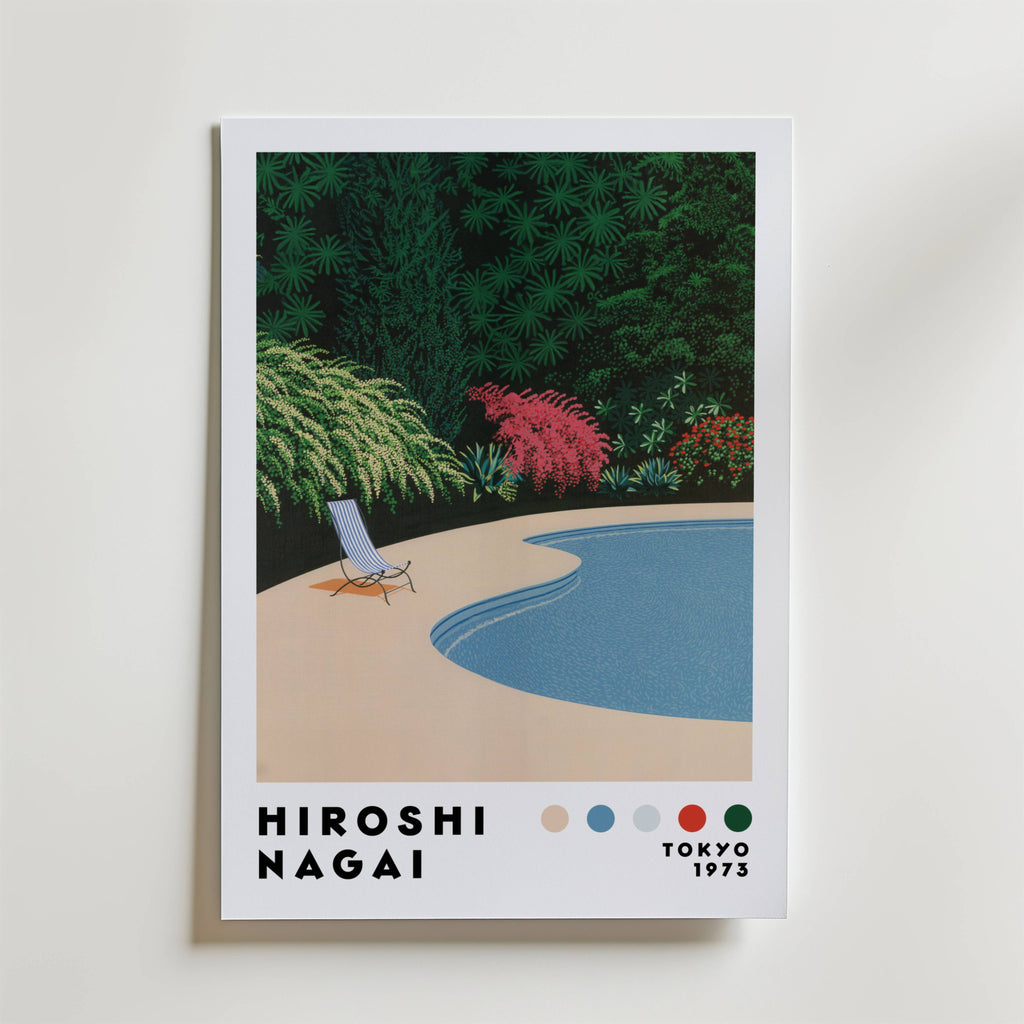 Bozetto Hiroshi Nagai Garden Poolside Poster har en böjd pool, en solstol och livlig retrogrönska. "HIROSHI NAGAI TOKYO 1973" är tryckt längst ner ovanför färgprover för extra sommaraffischstil.