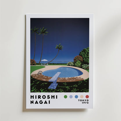 Bozetto Hiroshi Nagai Poolside Paradise Poster visar en scen i retrostil med en rund pool, dykbräda, palmer, klar himmel och "HIROSHI NAGAI TOKYO 1973" samt färgglada prickar längst ner, vilket framkallar tropisk avkoppling.