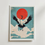 Soaring Crane Poster från Bozetto föreställer en trana med utsträckta vingar som flyger över moln och en röd sol, återgiven i djärv grafik inspirerad av harmonisk konst och klassisk japansk inredning.