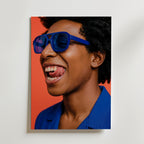 Electric Blue Poster – porträtt med blå solglasögon mot orange bakgrund