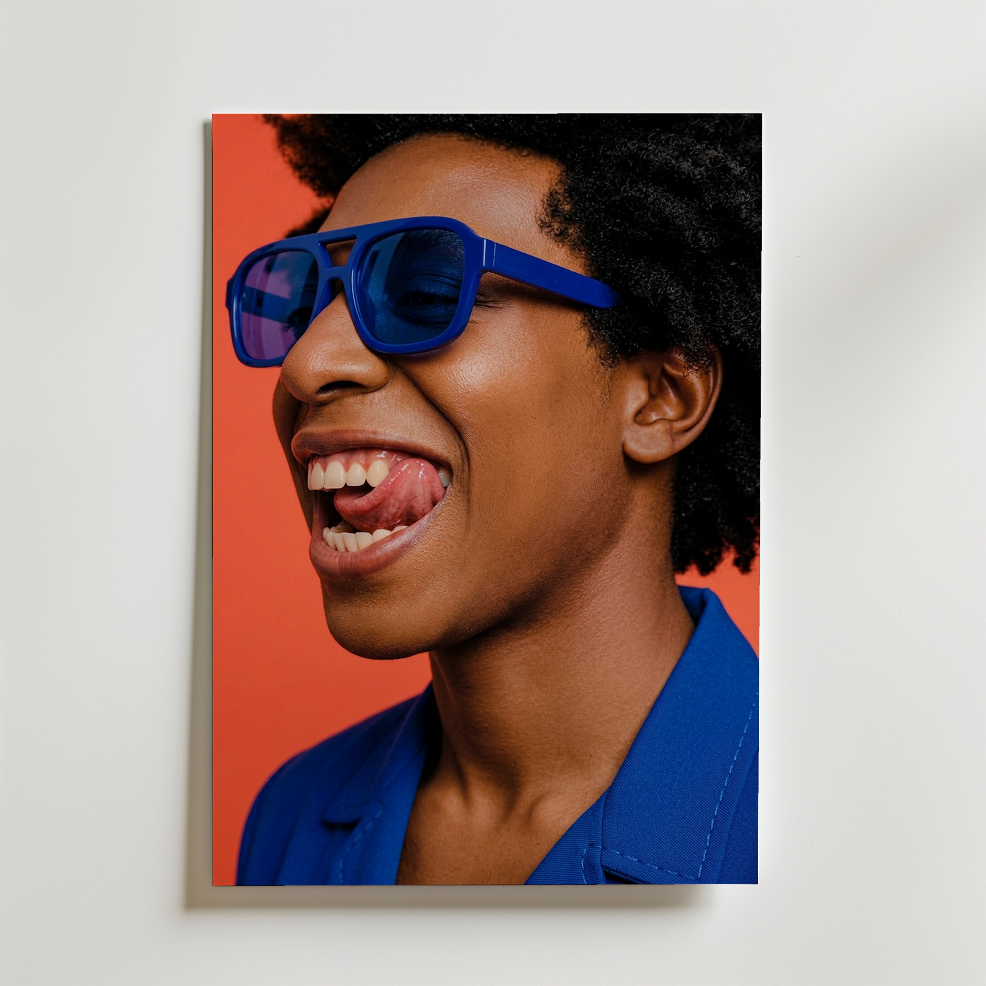 Electric Blue Poster – porträtt med blå solglasögon mot orange bakgrund