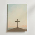Faith Rising Poster by Bozetto föreställer ett träkors på en bergstopp i soluppgången, tryckt på premiumpapper med en matt finish för ett elegant och lugnt utseende.
