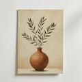 Den minimalistiska postern Terracotta Vase Poster från Bozetto föreställer en brun lervas med gröna blad på en ljusbeige bakgrund. Postern är tryckt på premiumpapper och tillför jordnära toner och naturlig elegans till alla moderna rum.