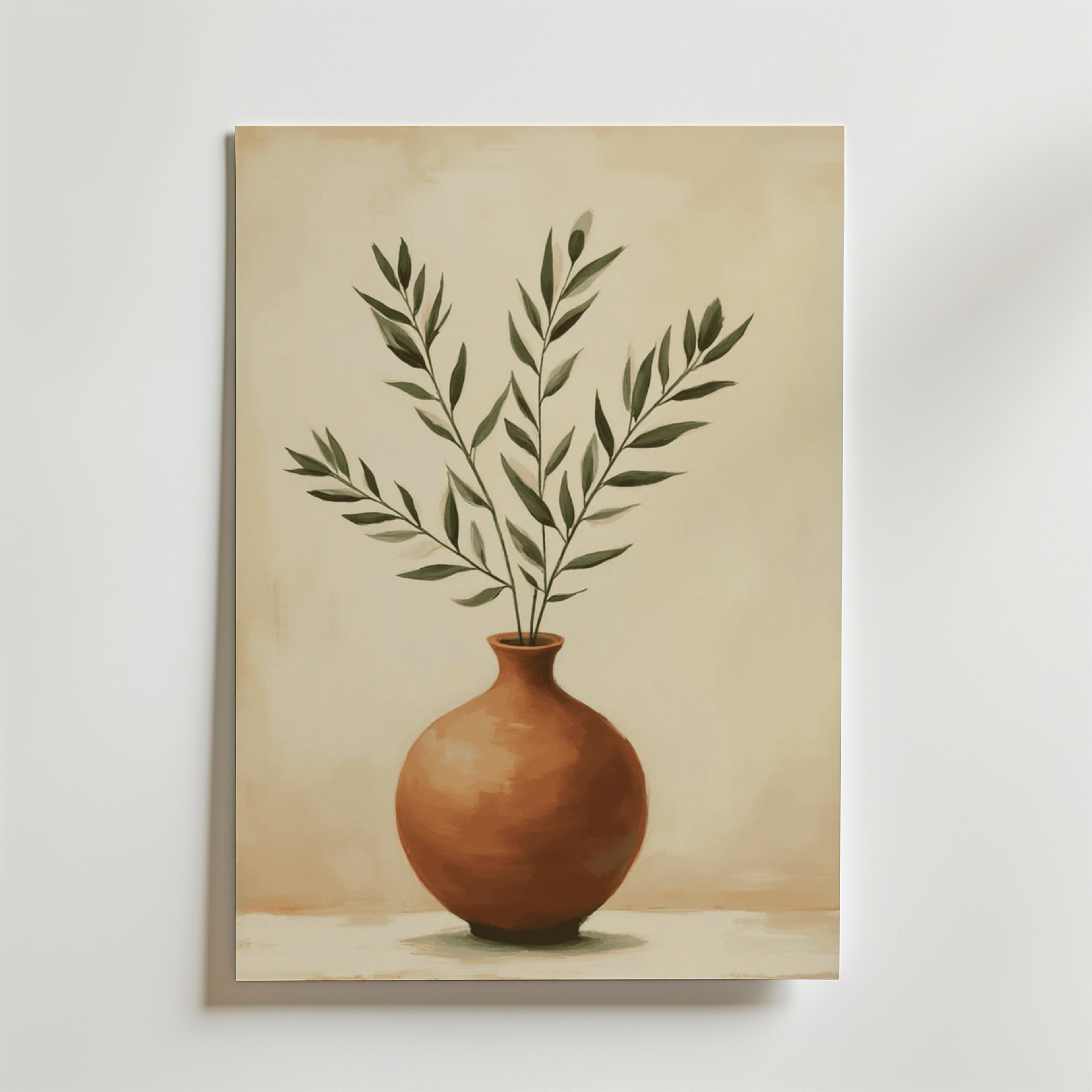 Den minimalistiska postern Terracotta Vase Poster från Bozetto föreställer en brun lervas med gröna blad på en ljusbeige bakgrund. Postern är tryckt på premiumpapper och tillför jordnära toner och naturlig elegans till alla moderna rum.