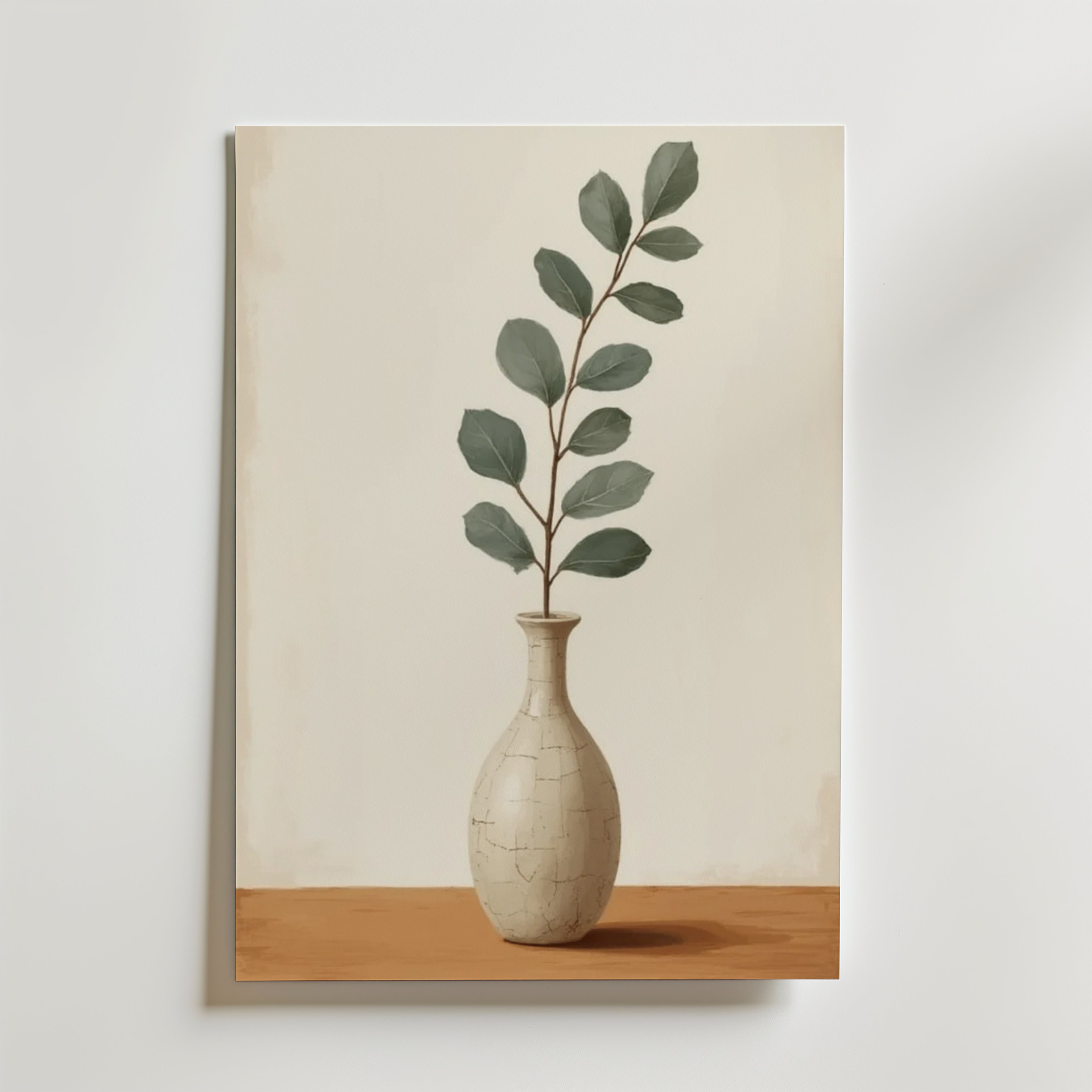 Bozetto Ceramic Crackle Vase Poster visar en minimalistisk lövgren i en enkel vas med en lyxigt matt yta, placerad på trä mot en ljus bakgrund.