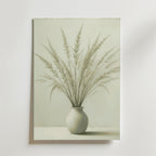 Bozetto Neutral Pampas Grass In Ceramic Vase Poster har en minimalistisk målning av högt, neutralt pampasgräs i en rund, vit vas. Mjuka toner och en ljus bakgrund skapar en lugn och rofylld atmosfär som passar perfekt i alla rum.