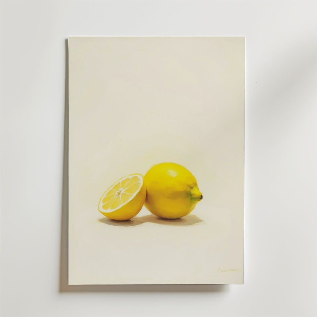 Bozetto Citrus Essence Poster visar en hel och en halv citron på en ljus bakgrund som framhäver deras ljusgula färg och naturliga textur på ett matt premiumpapper med en minimalistisk design.