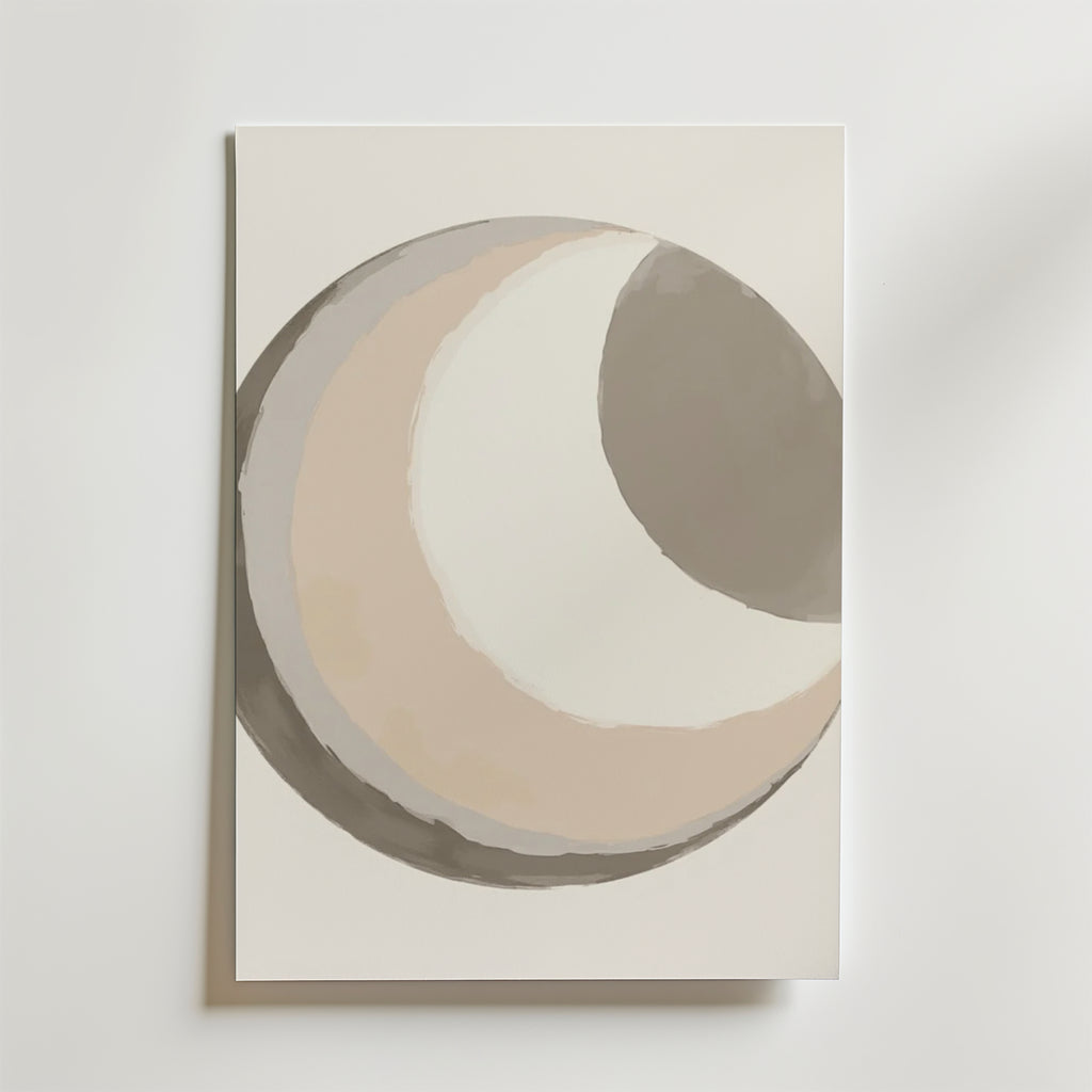Bozetto Abstract Moon Poster har överlappande böjda former i beige, grädde och grått på premiumpapper med en lyxig matt finish, vilket ger en mjuk, organisk look med släta kanter.