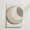 Bozetto Abstract Moon Poster har överlappande böjda former i beige, grädde och grått på premiumpapper med en lyxig matt finish, vilket ger en mjuk, organisk look med släta kanter.