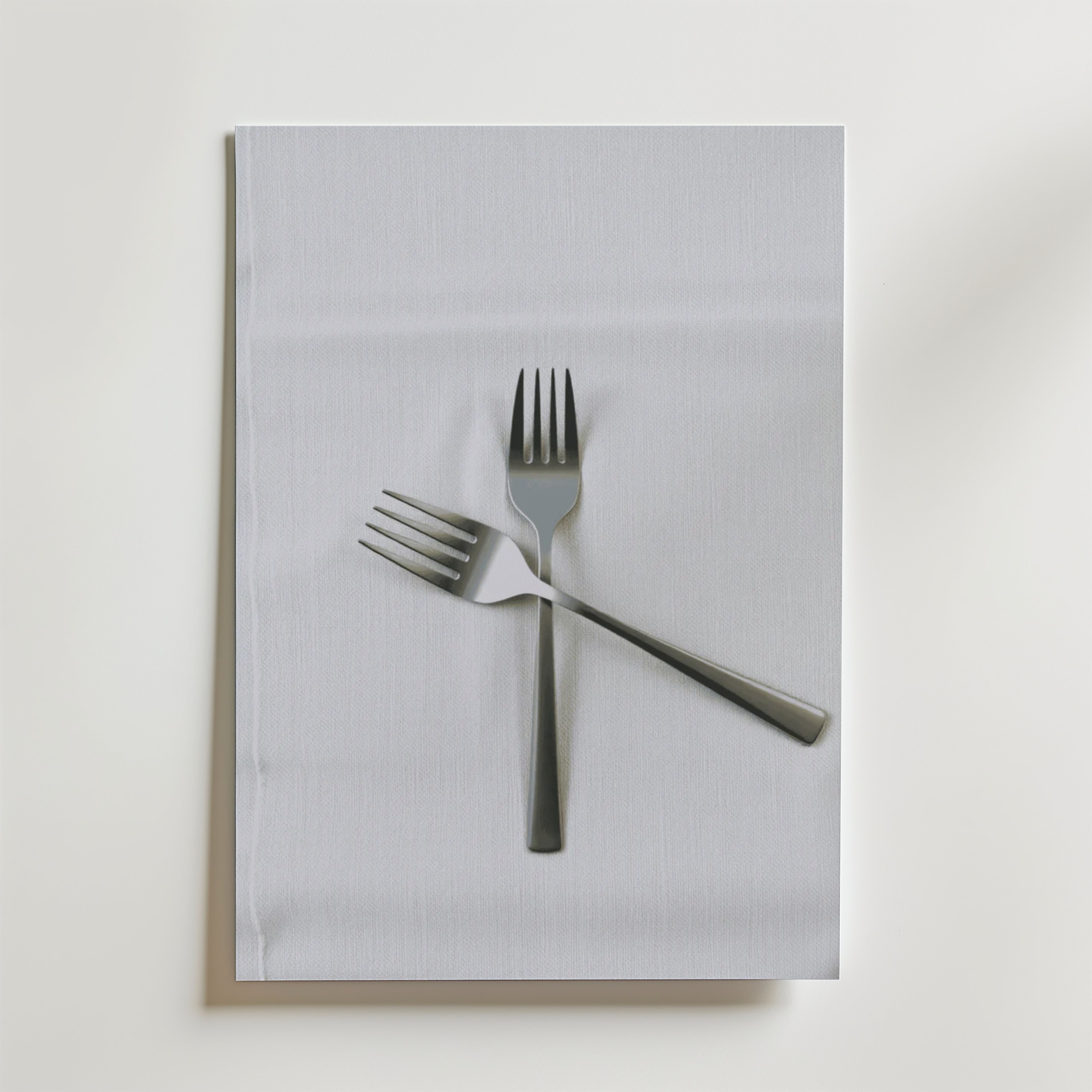 Två metallgafflar korsade i en X-form vilar på en vit tygservett ovanpå en vit yta - en elegant komposition som visas på Bozetto Classic Forks Poster.