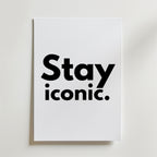 Bozetto Stay Iconic Poster har en djärv svart "Stay iconic." text centrerad på vitt premiumpapper, perfekt för att addera stilren elegans till alla inredningar. Perfekt minimalistisk väggkonst för moderna utrymmen.