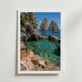 Marco Ricci Faraglioni Capri Poster – de ikoniska klippformationerna Faraglioni utanför Capris kust