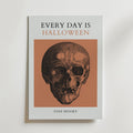 Eternal Halloween Poster by Bozetto föreställer en dödskalle på en brun bakgrund med "Every Day Is Halloween" högst upp och "Stay Spooky" längst ner.