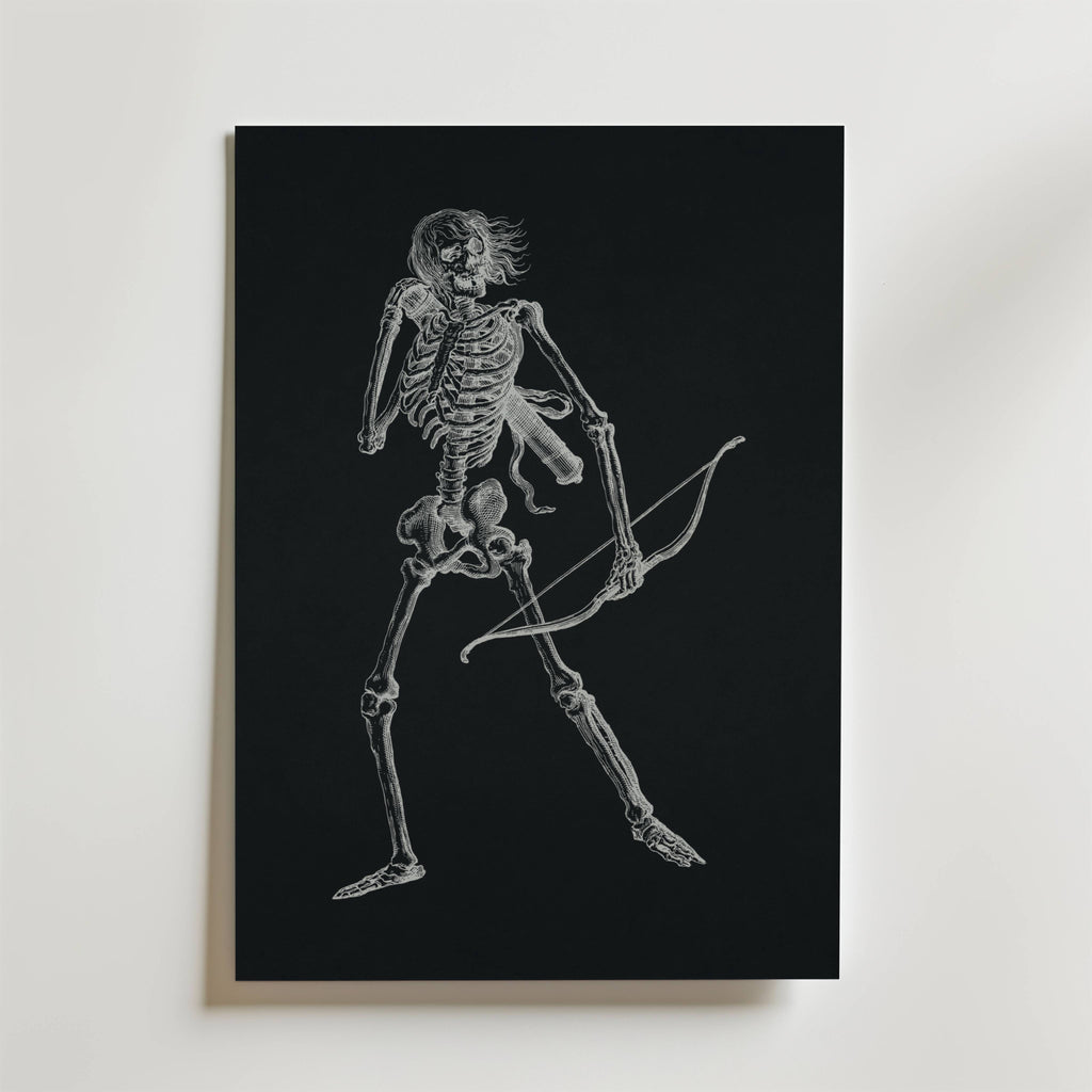 Bozetto Skeleton Archer Poster visar ett skelett med en båge redo att skjuta, som sticker ut på en solid svart bakgrund - en slående monokrom väggdekoration för Halloween.