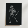 Bozetto Skeleton Archer Poster visar ett skelett med en båge redo att skjuta, som sticker ut på en solid svart bakgrund - en slående monokrom väggdekoration för Halloween.