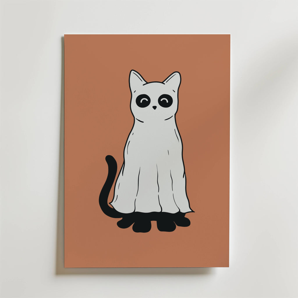 Bozetto's Ghost Cat Poster har en lekfull illustration av en katt i spökdräkt med svarta ögon på en enkel brun bakgrund - perfekt för att ge din Halloween-dekoration en höstlig charm.