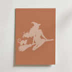 Bozetto Autumn Witch Poster föreställer en minimalistisk häxa med en katt på ett kvastskaft mot en brun bakgrund - perfekt som en chic häxa eller Halloween-inredning.