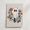 Bozetto Blooming Ghost Poster visar ett sött spöke med svarta ögonhål, draperat i vitt och omgivet av färgglada blommor på en ljusbeige bakgrund.