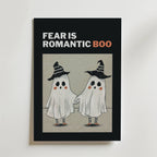 Bozetto "Haunted Love Poster" föreställer romantiska spöken i häxhattar som håller varandra i handen, med "FEAR IS ROMANTIC BOO" ovanför (BOO i orange), på en ljusgrå bakgrund med svart kant - perfekt för kuslig Halloween-dekor.