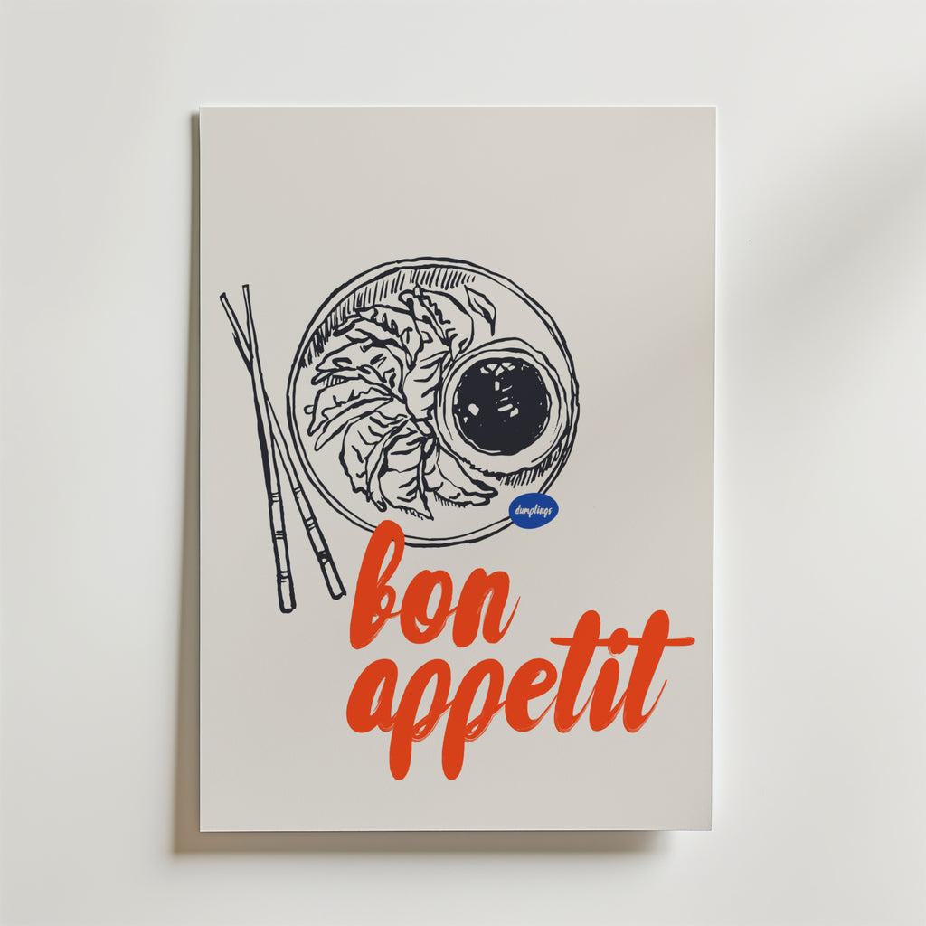 Chopstick Love Poster från Bozetto visar en minimalistisk tallrik med sallad, ätpinnar och en såsskål, plus "bon appétit" i fet röd skrift - perfekt som en bon appétit-poster för ditt kök eller din matplats.