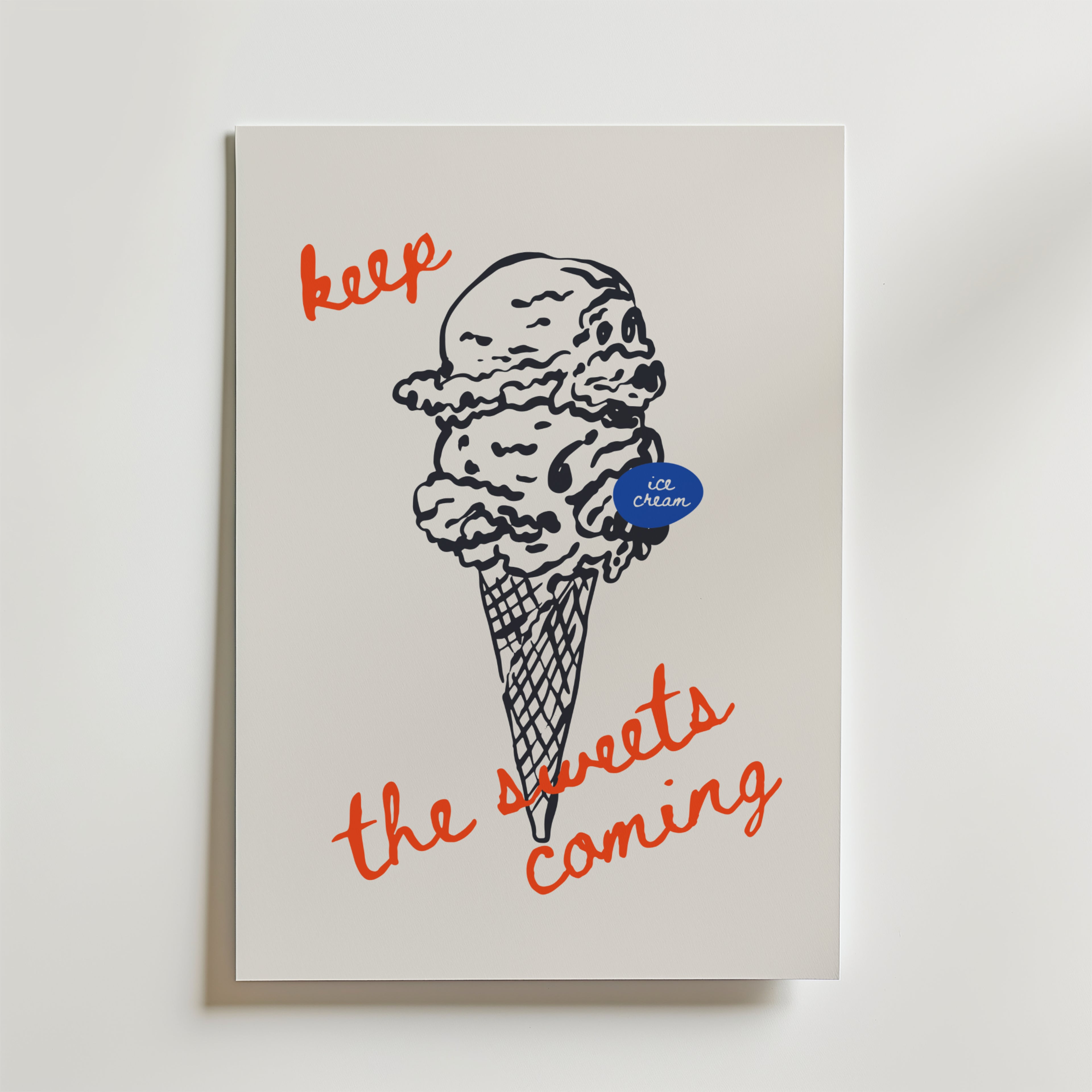 Keep The Sweets Coming Poster by Bozetto visar en glassstrut med svart linje och två kulor, röd kursiv text "keep the sweets coming" och en blå "ice cream"-etikett - perfekt köksdekor.