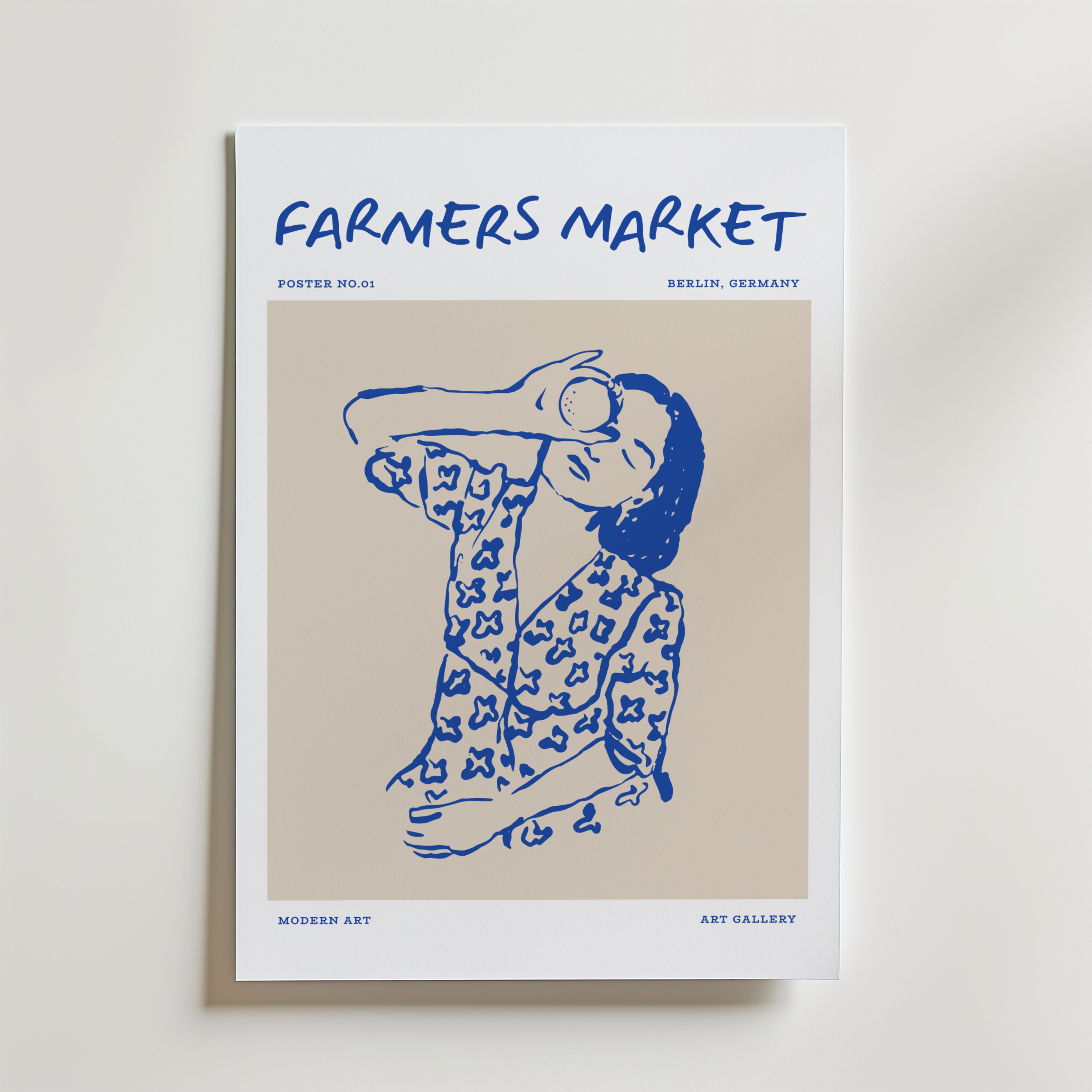 Affischen Farmers Market No.2 av Bozetto visar en blå linjeteckning av en kvinna i blommig klänning som håller i frukt, med motiv från Berlin, Tyskland, Modern Art och Art Gallery.