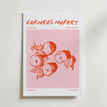 Bozetto Farmers Market Poster har en minimalistisk design med fet röd text, pastellfärger, handritade persikor, äpplen och blad på en rosa bakgrund. Ytterligare text: Berlin, Germany, Modern Art, and Art Gallery.