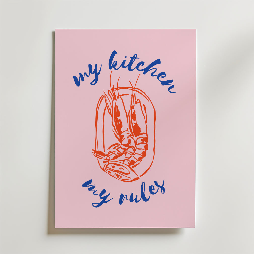 Bozetto My Kitchen My Rules Poster har en central röd räkillustration, omgiven av blå kursiv "my kitchen my rules" i rosa dekorstil, och är avbildad lutad mot en vit yta.
