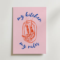Bozetto My Kitchen My Rules Poster har en central röd räkillustration, omgiven av blå kursiv "my kitchen my rules" i rosa dekorstil, och är avbildad lutad mot en vit yta.