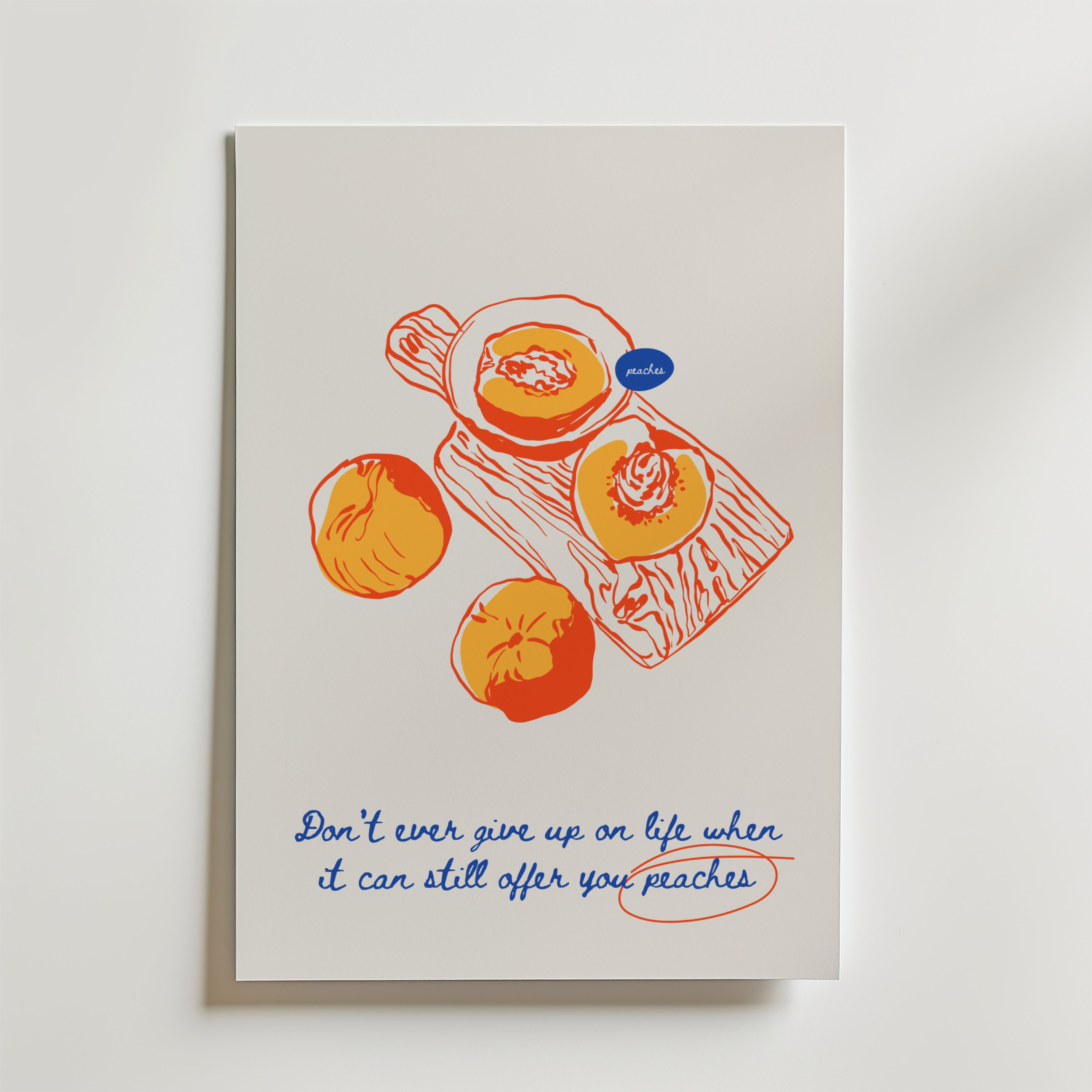Bozetto Life Is Peaches Poster föreställer ljusorange och gula persikor och en skärbräda, med blå och röd handskriven text: "Ge aldrig upp livet när det fortfarande kan erbjuda dig persikor"-ideal köksdekor.