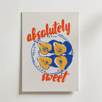 Absolutely Sweet Poster by Bozetto föreställer fyra halverade päron på en blågul platta med "Absolutely sweet" skrivet med fet stil ovanför och under - den perfekta päronpostern för din stilfulla kökstavla.