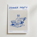 Dinner Party Poster från Bozetto har en blå linjeteckning av en flaska, glas, köksredskap, citronskivor och ost på ett fat, med modern konsttext för ett galleri i Berlin - perfekt för vardagslyx-stilen.