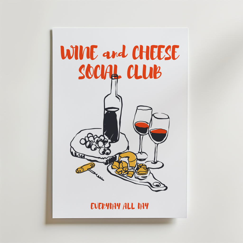 Bozetto Social Club Poster med texten "Wine and Cheese Social Club" och "Everyday All Day". Perfekt köksposter med illustration av vinflaska, vinglas, ostbricka, druvor och korkskruv.