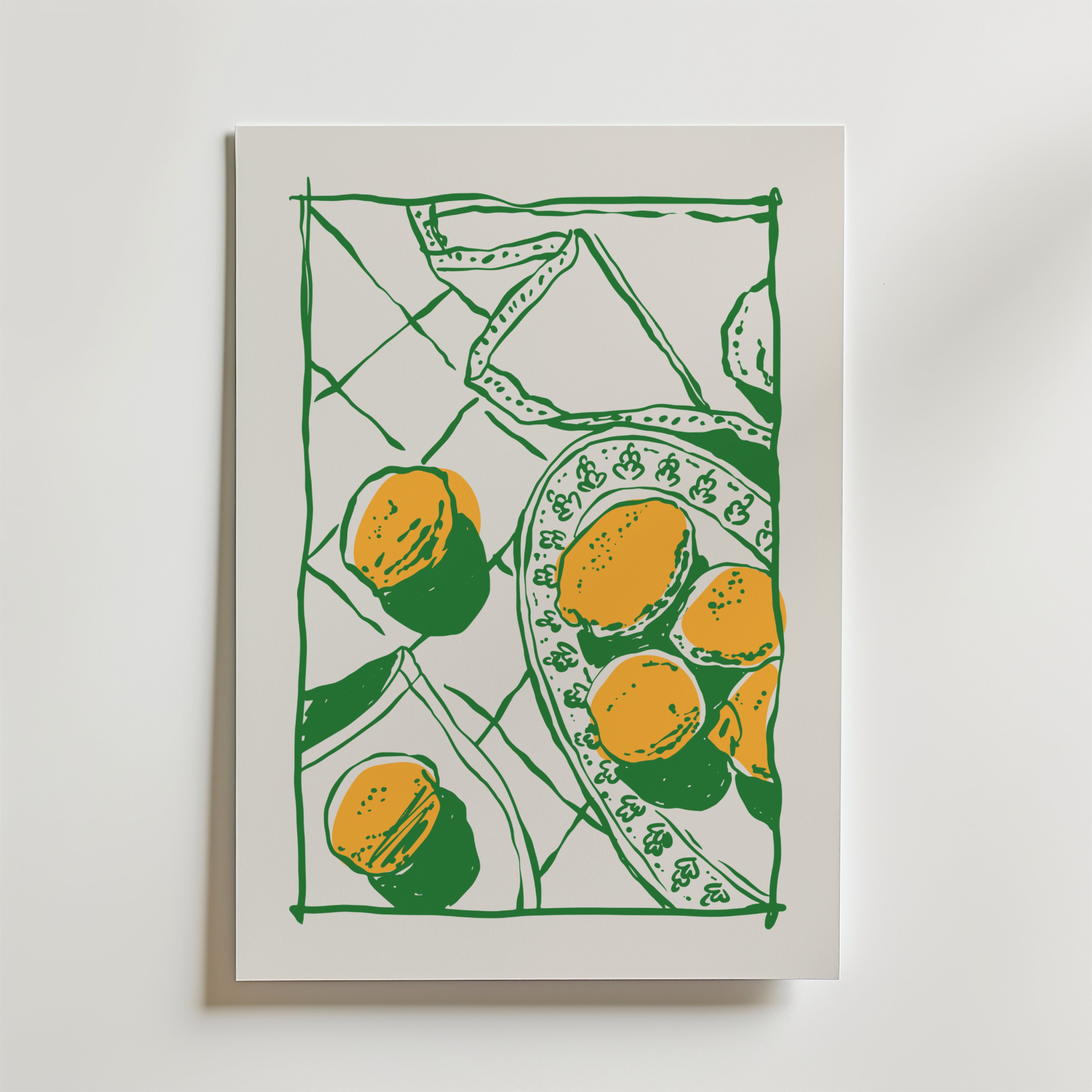 Bozetto "Apricots of Memory Poster" visar aprikoser på en dekorativ tallrik med djärva gröna konturer och orange accenter - perfekt grafisk konst för retro köksdekor.