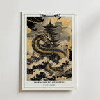 Bozetto Gold and Black Dragon Poster föreställer en mytisk gyllene drake som virvlar fram över vågorna med en pagod bakom, DORAGON NO DENSETSU och japansk text nedanför. Paletten är guld och svart med djärva vita accenter.