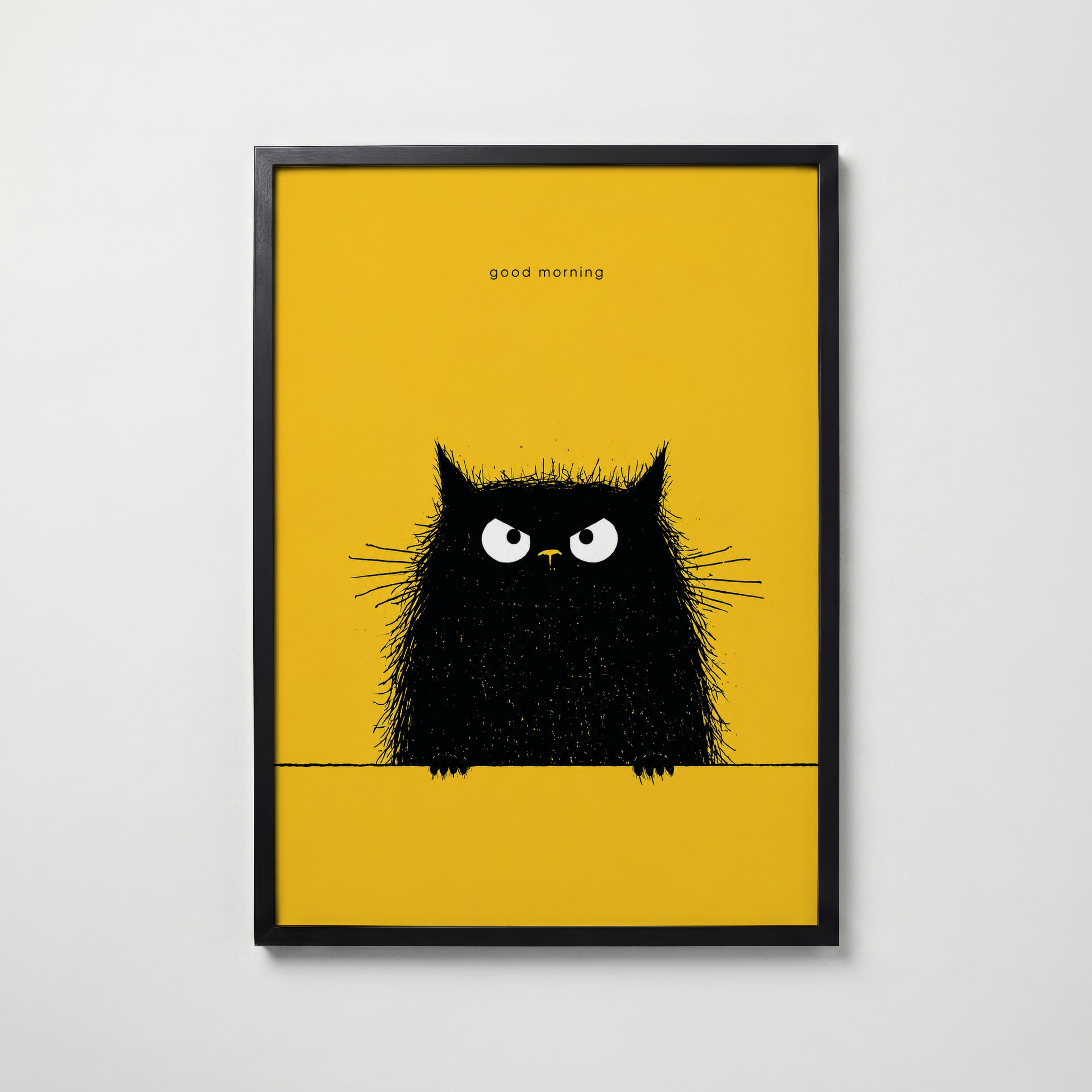 Good Morning Poster – lurvig svart katt på gul bakgrund i svart ram, tryckt i Sverige