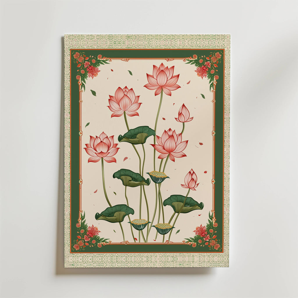 Bozetto Green Lotus Poster visar blommande rosa lotusblommor och gröna blad med en utsmyckad grön och röd blomsterkant på en krämfärgad bakgrund som ger asiatisk konst charm till alla vita väggar.