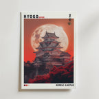 Bozettos Himeji Castle Poster föreställer det ikoniska landmärket från Hyogo under en stor fullmåne och röd himmel, med röda träd i förgrunden. Texten lyder HYOGO JAPAN, HIMEJI CASTLE, plus japanska tecken.