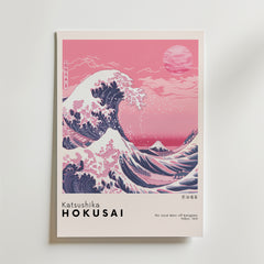 Hokusai Pink Wave Poster från Bozetto har en rosatonad omtolkning av The Great Wave off Kanagawa, som blandar japansk tradition med modern stil. Inklusive texten "Katsushika Hokusai" och konstverksdetaljer - perfekt för ett modernt hem.