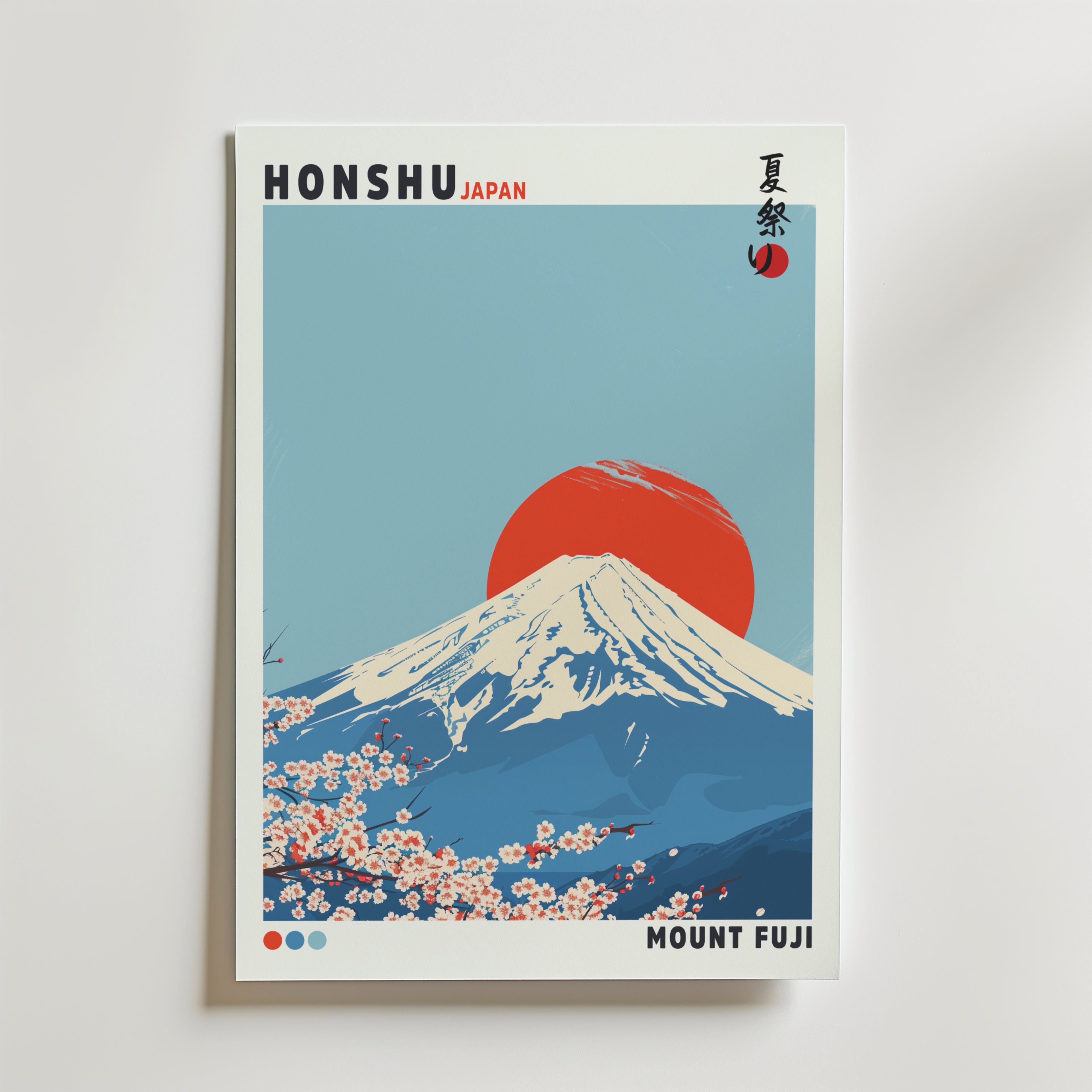 Cherry Blossom Mountain Poster från Bozetto föreställer Mount Fujis snöklädda topp, körsbärsblommor och en röd sol i en stil inspirerad av japansk konst. Texten lyder "HONSHU JAPAN," "MOUNT FUJI," och japanska tecken.