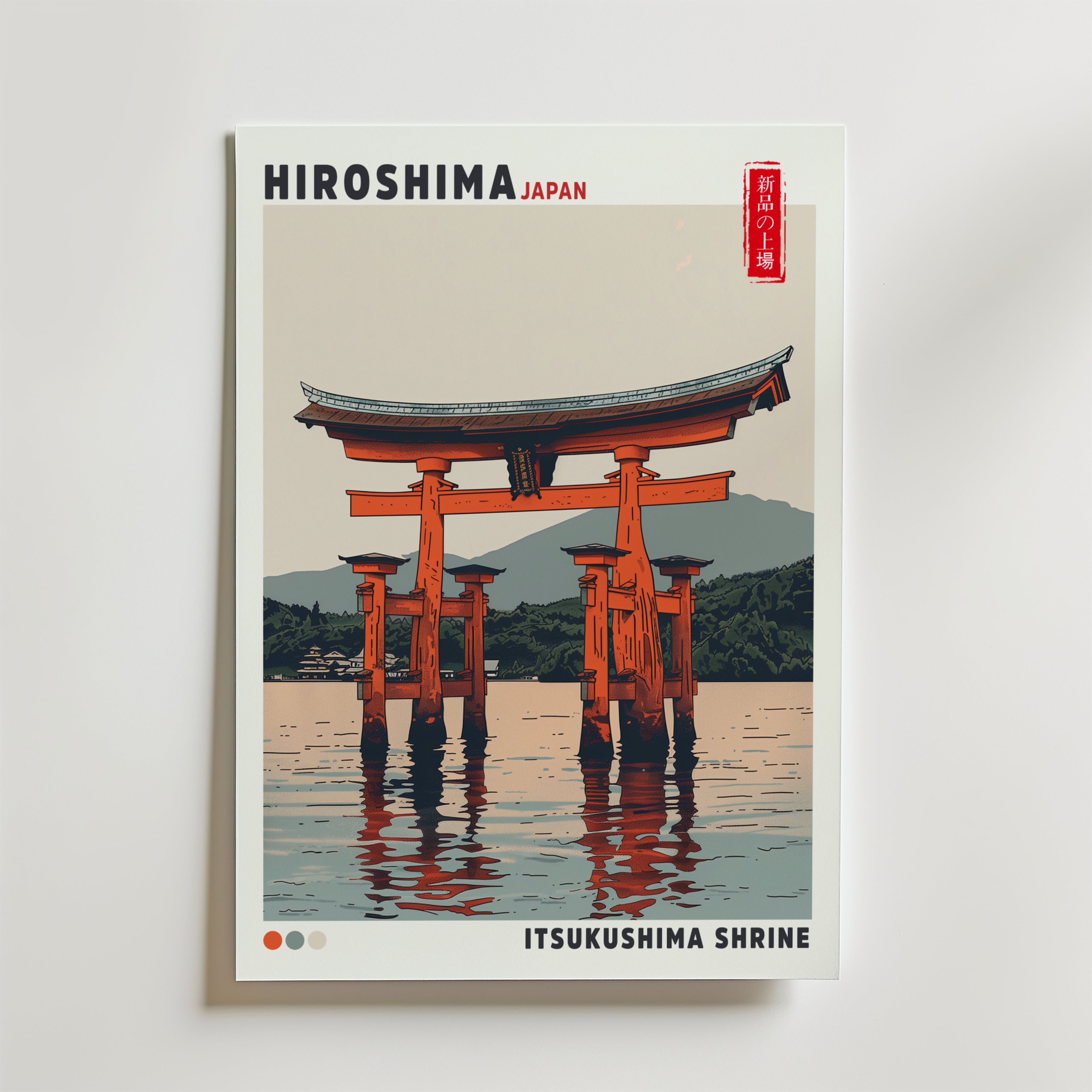 Bozetto Itsukushima Shrine Poster fångar Hiroshimas skönhet med den ikoniska röda torii grinden i vatten, inramad av berg och träd. Texten lyder "HIROSHIMA JAPAN" och "ITSUKUSHIMA SHRINE".