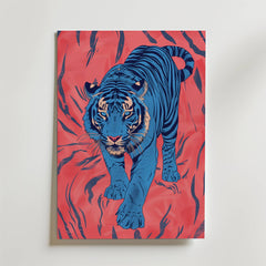 Japan Tiger Poster från Bozetto har en digital illustration av en blå tiger med intensiv blick som går på en rosa bakgrund med stiliserade ränder, vilket skapar ett djärvt, grafiskt och mytologiskt motiv.