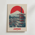 Japan Woodblock Poster från Bozetto föreställer Mount Fuji, en röd sol, en pagod och en stad i klassisk japansk stil, inspirerad av japanskt träblockstryck. "JAPAN" står i feta röda bokstäver längst ner.
