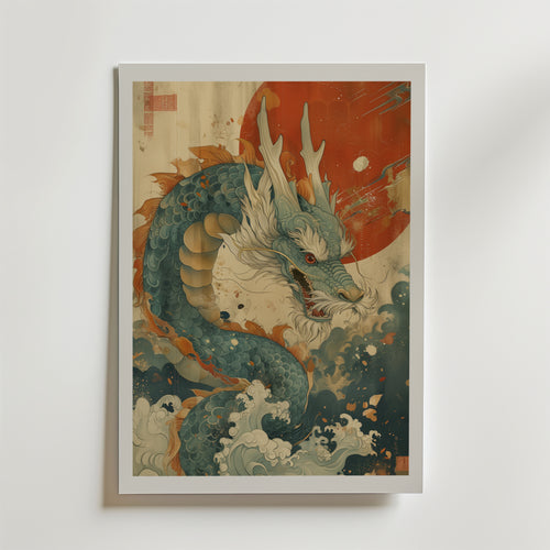 På Bozetto Ancient Serpent Poster syns en blågrön havsdrake med vita horn som reser sig ur havets vågor framför en röd sol och abstrakta stänk, allt på en blek bakgrund rik på österländsk symbolik.