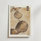 Jirin Wooden Poster från Bozetto har en minimalistisk design inspirerad av japanska posters - stiliserade bruna trädringar på beige, "JIRIN" uppe till vänster, japanska tecken uppe till höger. Perfekt som elegant, modern väggkonst.